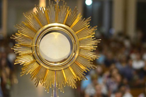 a-adoracao-a-jesus-no-santissimo-sacramento-04452208