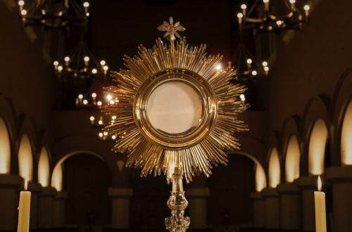 monstrance-g45280219e_1280-768x512